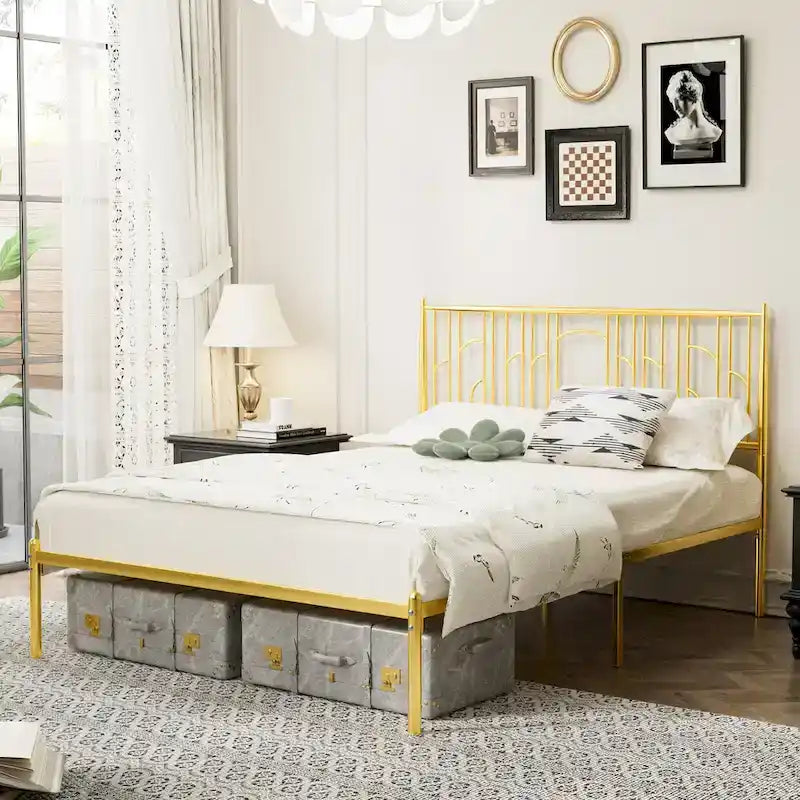 Lit plateforme grand format avec montants décoratifs à embouts et rangement sous le lit, aucun sommier tapissier requis