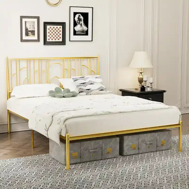 Lit plateforme grand format avec montants décoratifs à embouts et rangement sous le lit, aucun sommier tapissier requis