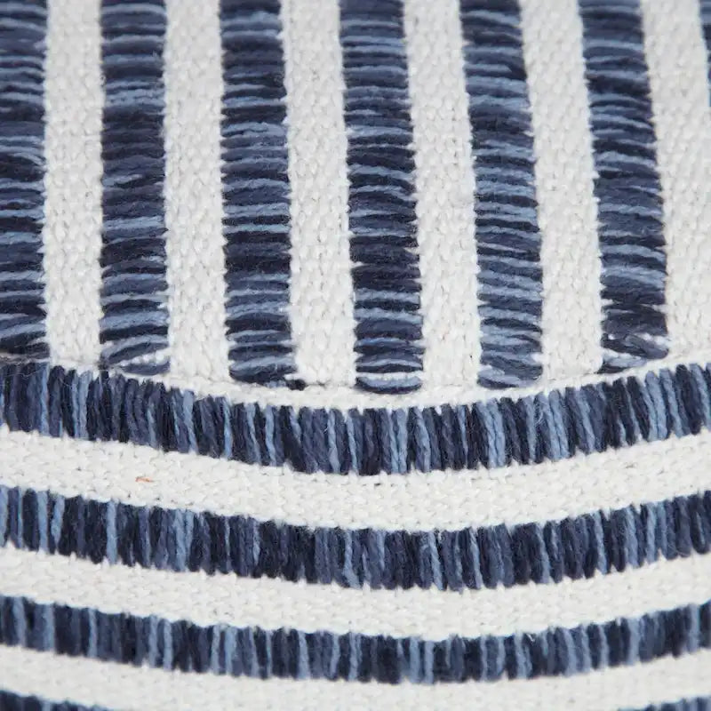 Pouf rond rayé bleu et blanc de 18 po