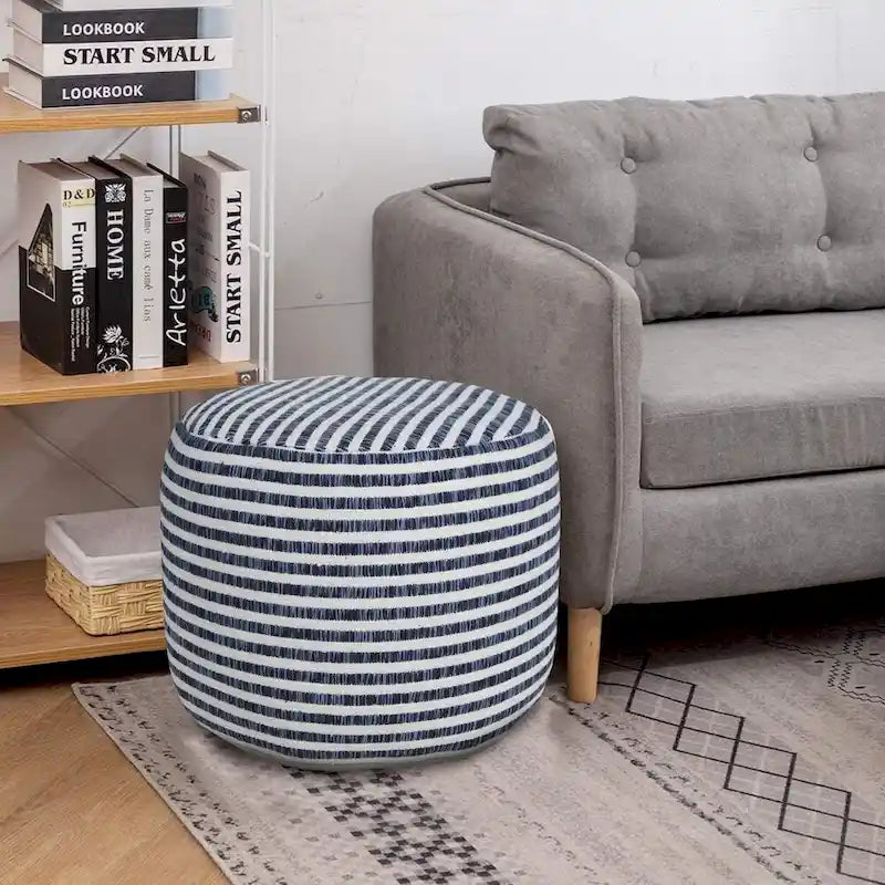 Pouf rond rayé bleu et blanc de 18 po
