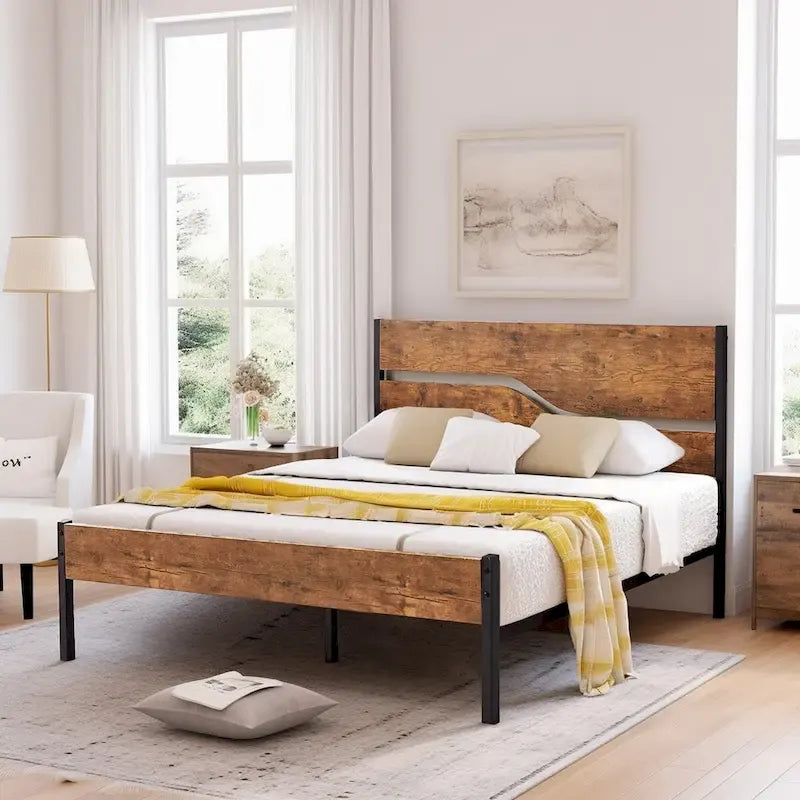 Cadre de lit plateforme en métal industriel avec tête et pied de lit en bois, aucun sommier tapissier requis