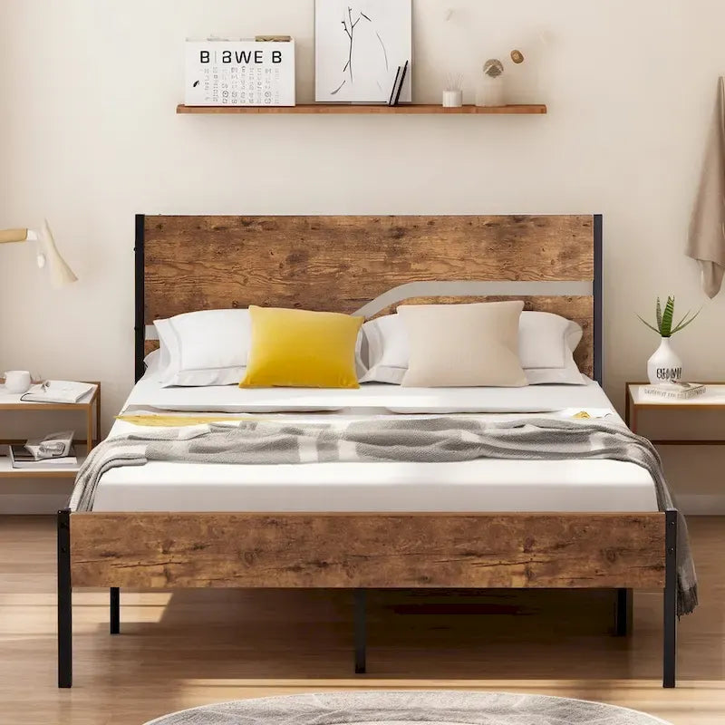Cadre de lit plateforme en métal industriel avec tête et pied de lit en bois, aucun sommier tapissier requis