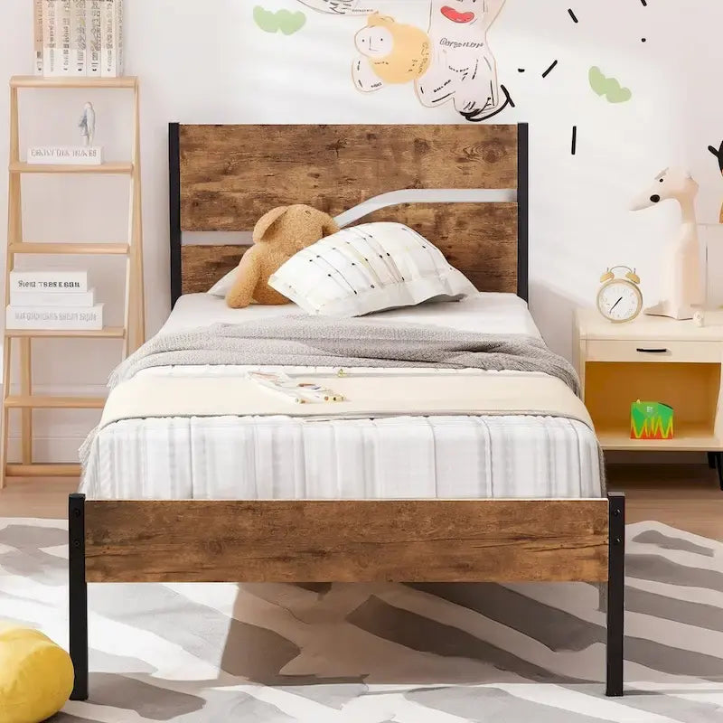 Cadre de lit plateforme en métal industriel avec tête et pied de lit en bois, aucun sommier tapissier requis