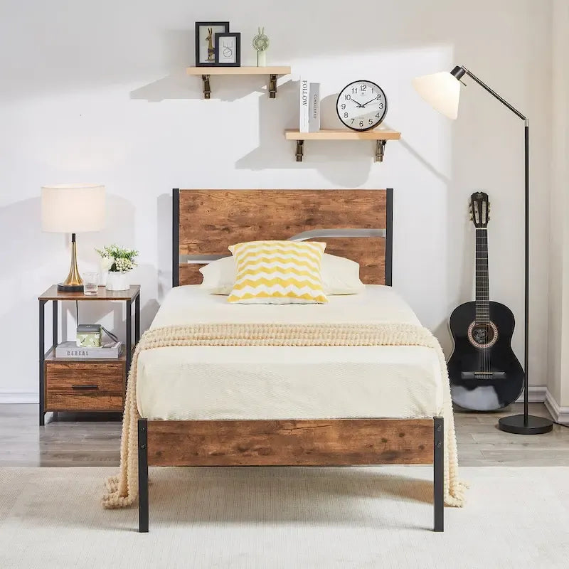 Cadre de lit plateforme en métal industriel avec tête et pied de lit en bois, aucun sommier tapissier requis