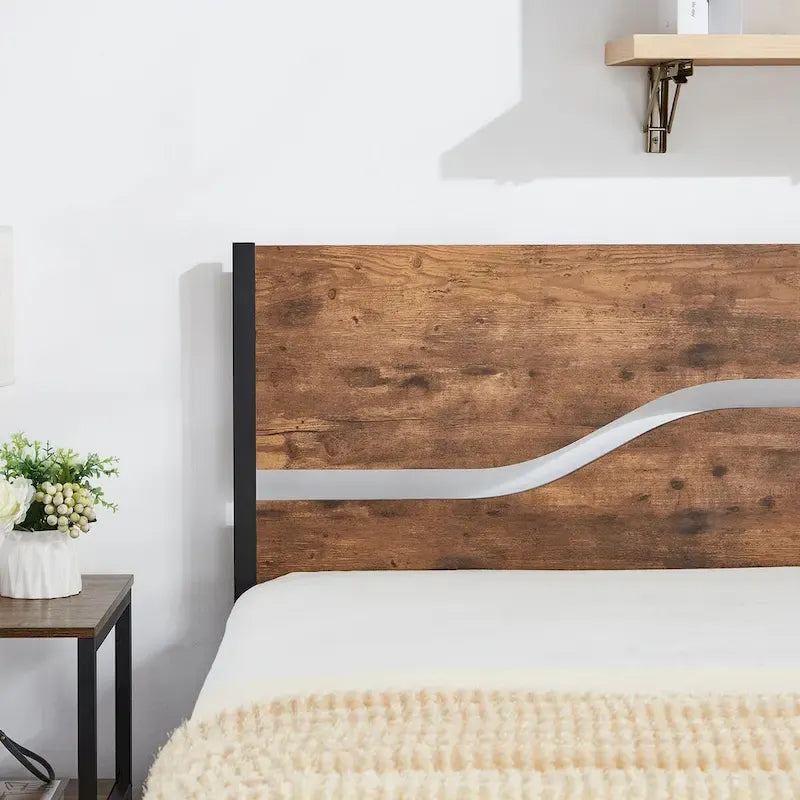Cadre de lit plateforme en métal industriel avec tête et pied de lit en bois, aucun sommier tapissier requis