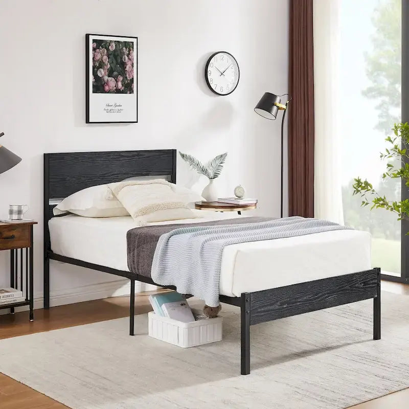 Cadre de lit plateforme en métal industriel avec tête et pied de lit en bois, aucun sommier tapissier requis