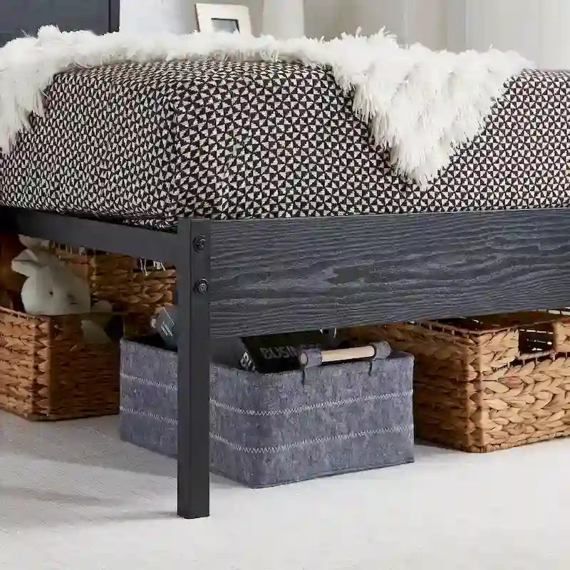 Cadre de lit plateforme en métal industriel avec tête et pied de lit en bois, aucun sommier tapissier requis