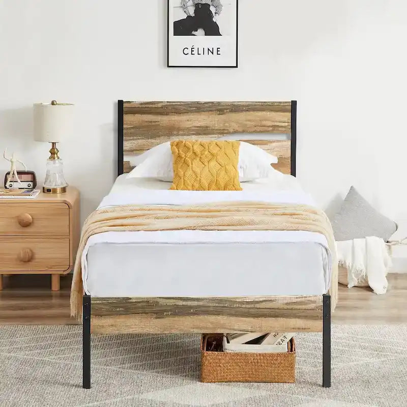 Cadre de lit plateforme en métal industriel avec tête et pied de lit en bois, aucun sommier tapissier requis