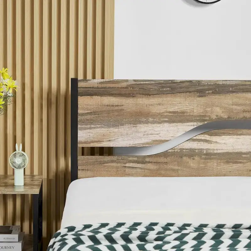 Cadre de lit plateforme en métal industriel avec tête et pied de lit en bois, aucun sommier tapissier requis