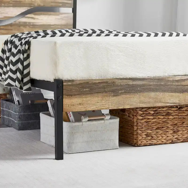Cadre de lit plateforme en métal industriel avec tête et pied de lit en bois, aucun sommier tapissier requis