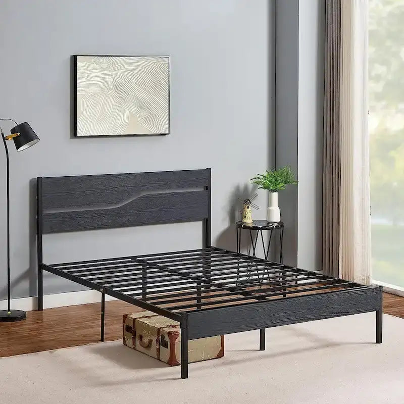 Cadre de lit plateforme en métal industriel avec tête et pied de lit en bois, aucun sommier tapissier requis